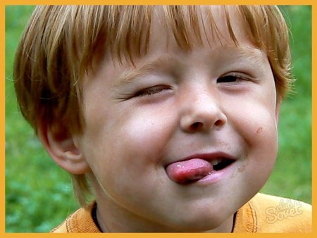 Мальчик показывает язык