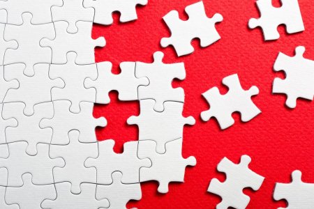 Красный пазл