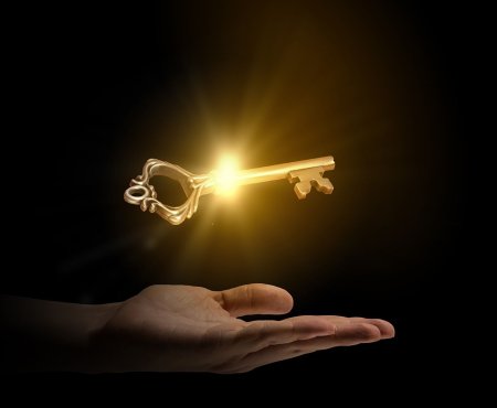 Золотой ключ на черном фоне