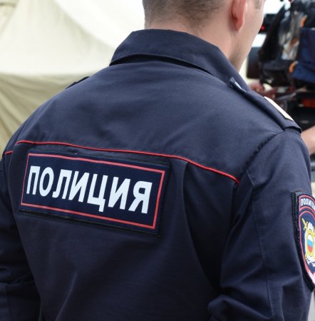 Полицейский со спины