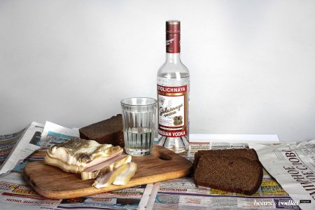 Бутылка водки и закуска