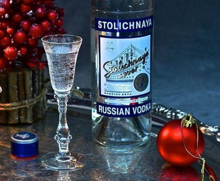 Новогодний стол с водкой