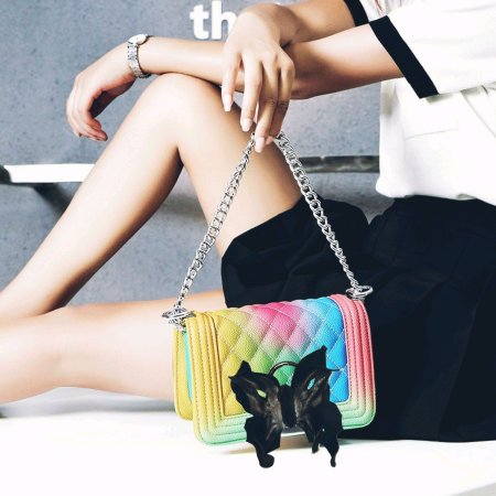 Девушка с сумкой