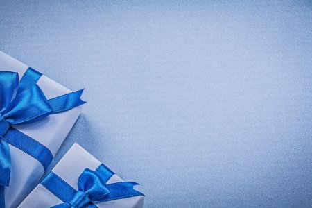 Подарок на синем фоне