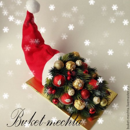 Новогодний букет в кульке из конфет