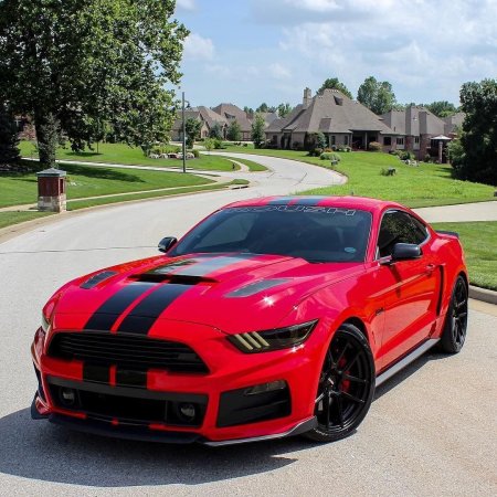 Форд Мустанг красный