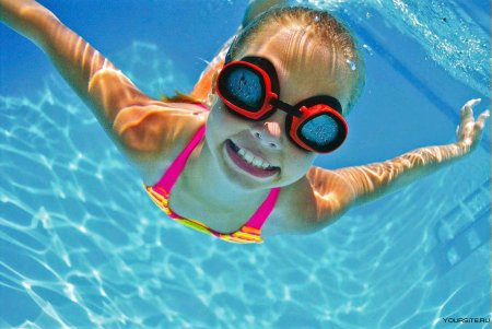 Девочка ныряет в бассейн