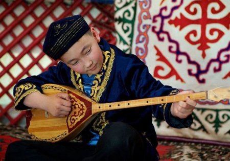 Казахский народный инструмент домбра