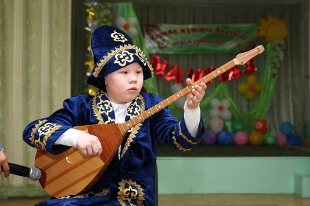 Национальный инструмент казахов домбра
