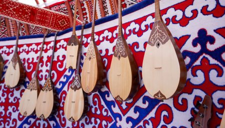 Казахский народный инструмент домбра