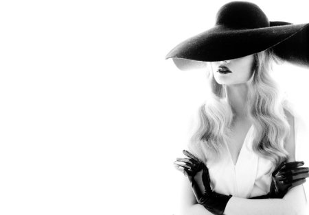 Элегантная девушка в шляпе