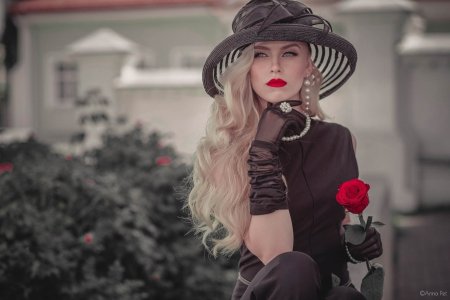 Дама в шляпке и перчатках