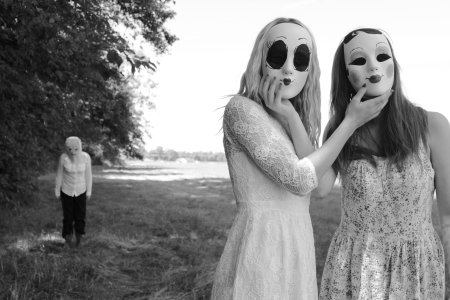 Две девушки в масках