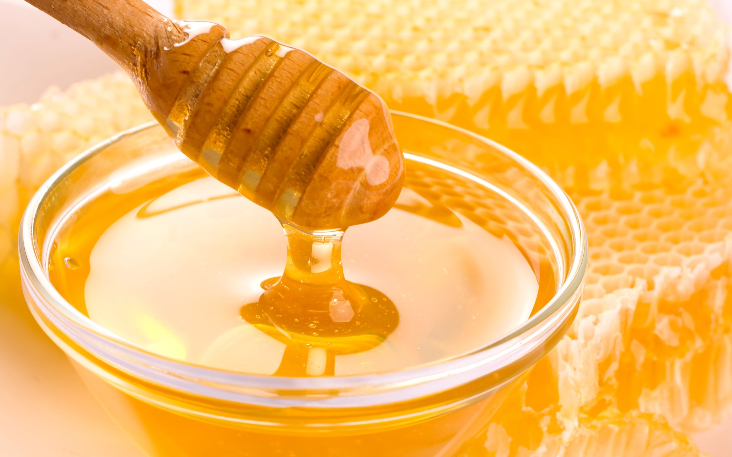 Мед картинки. Мед natural Honey.. Пчелиный мёд. Жидкий мед. Мед.