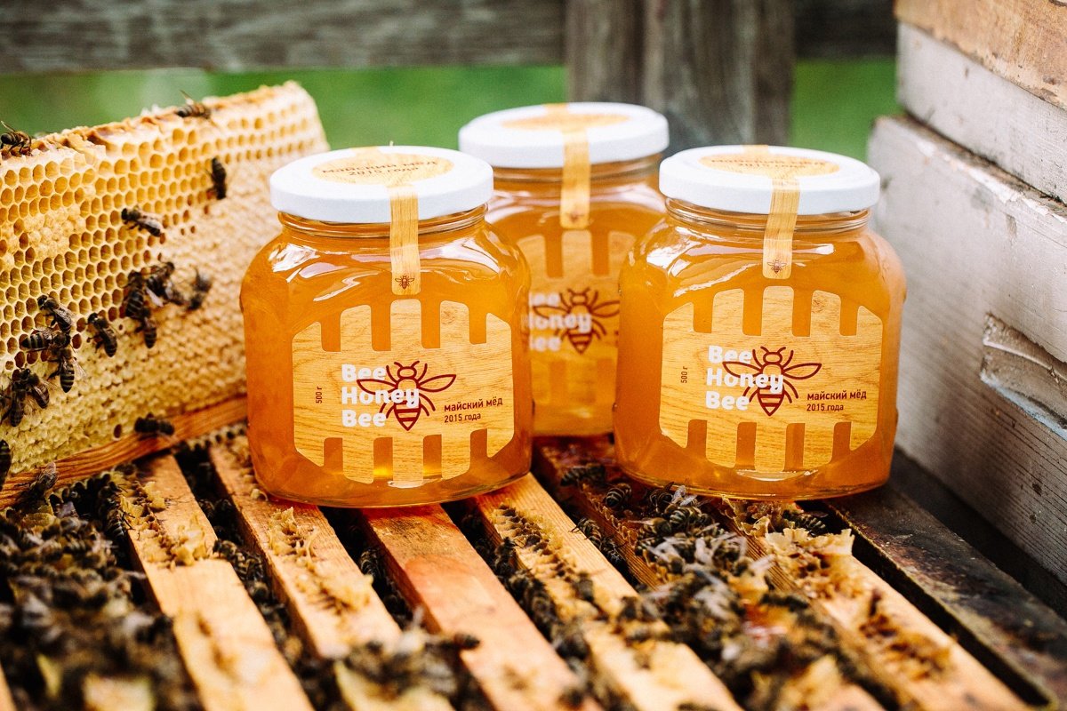 В каких количествах можно мед. Мёд кориандровый. Мёд разнотравье. Пчелиный мёд. Красивые баночки для меда.