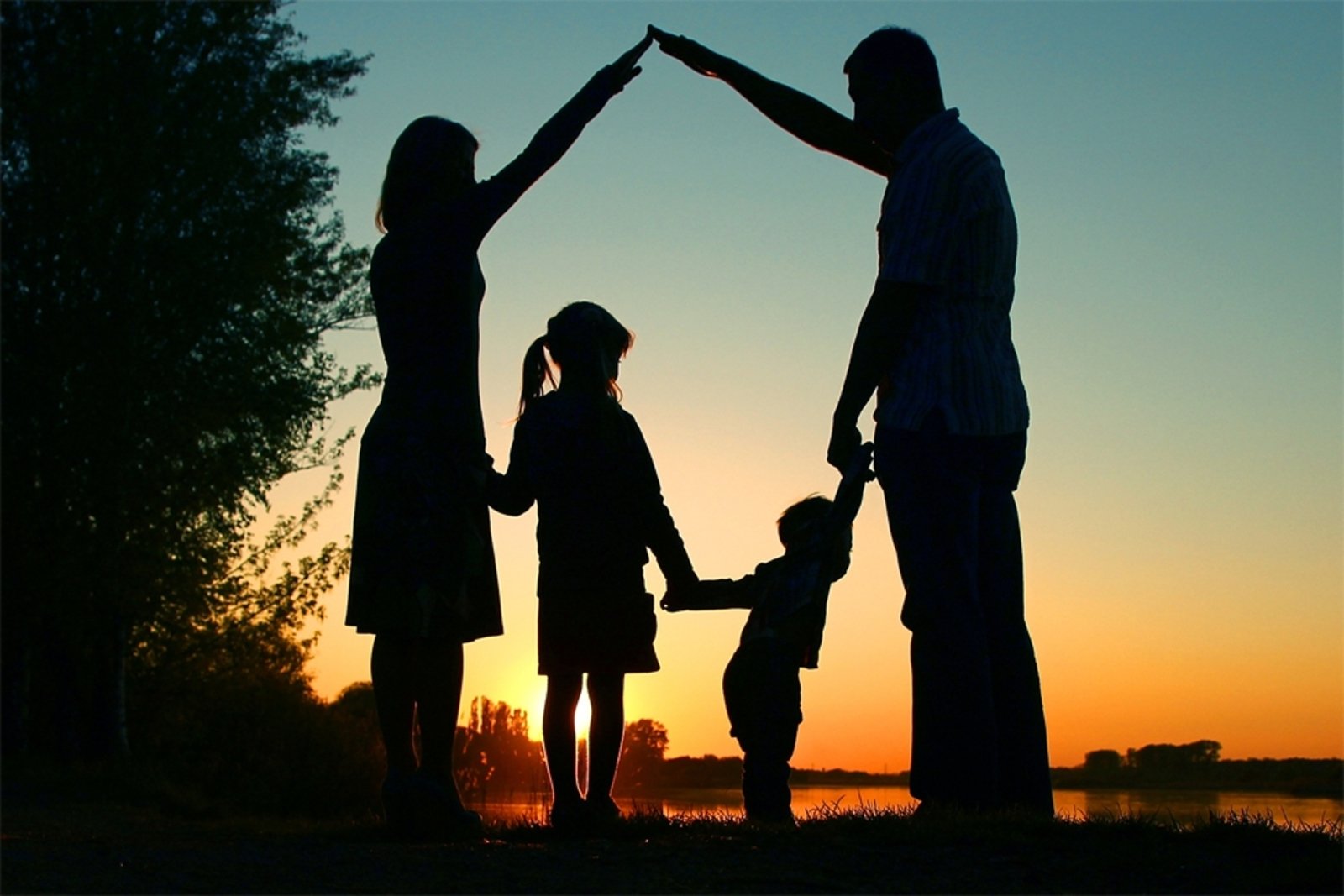 Семья красивое видео. Счастливая семья. Силует счастливой сеиьи. Фото семьи. Силуэт счастливой семьи.