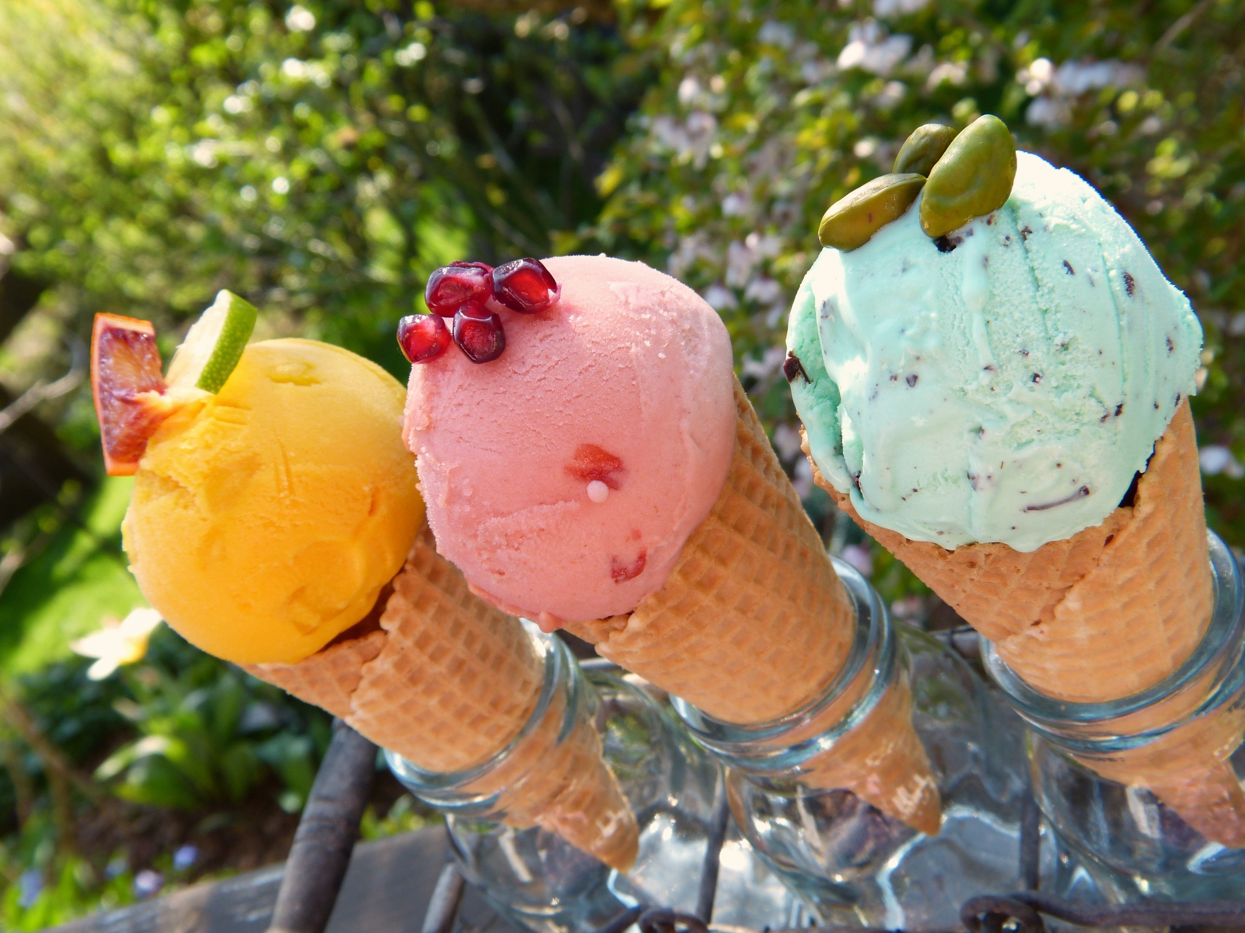 Мороженка на двоих. Айс Крим мороженщик. Красивое мороженое. Натуральное мороженое. Мороженое в пластиковых фруктах.