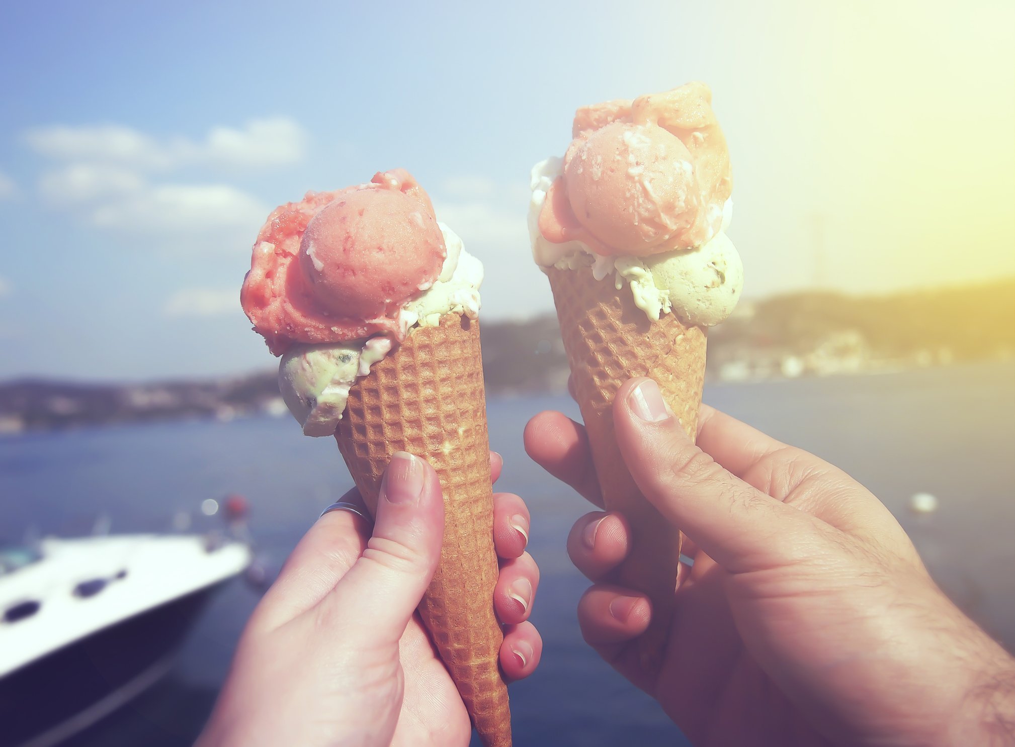 Мороженка на двоих. Мороженое. Мороженое рожок. Мороженое на пляже. Мороженое лето.
