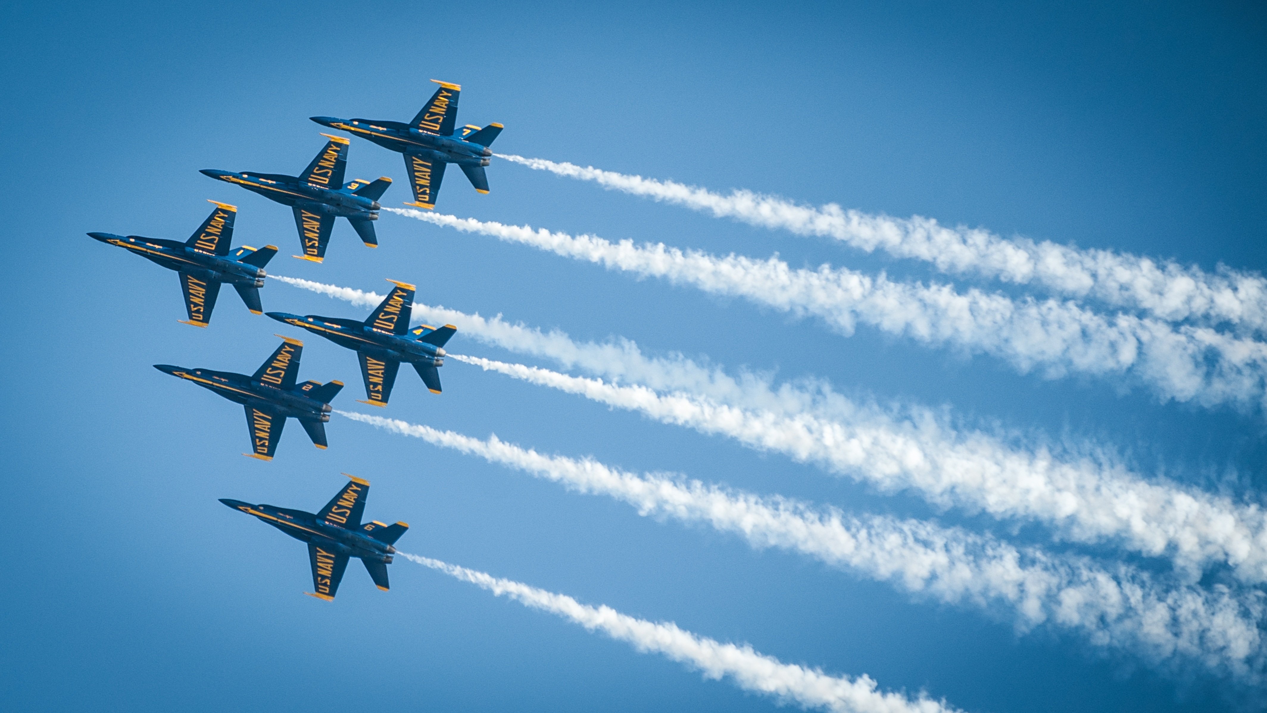 Самолеты в жизни человека. Истребитель в небе. Самолет военный. Истребители в голубом небе. Впенные самолёты в небе.
