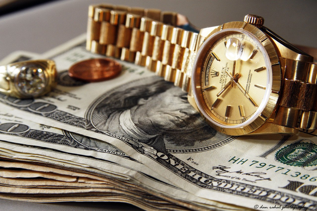 Элитные часы с деньгами
