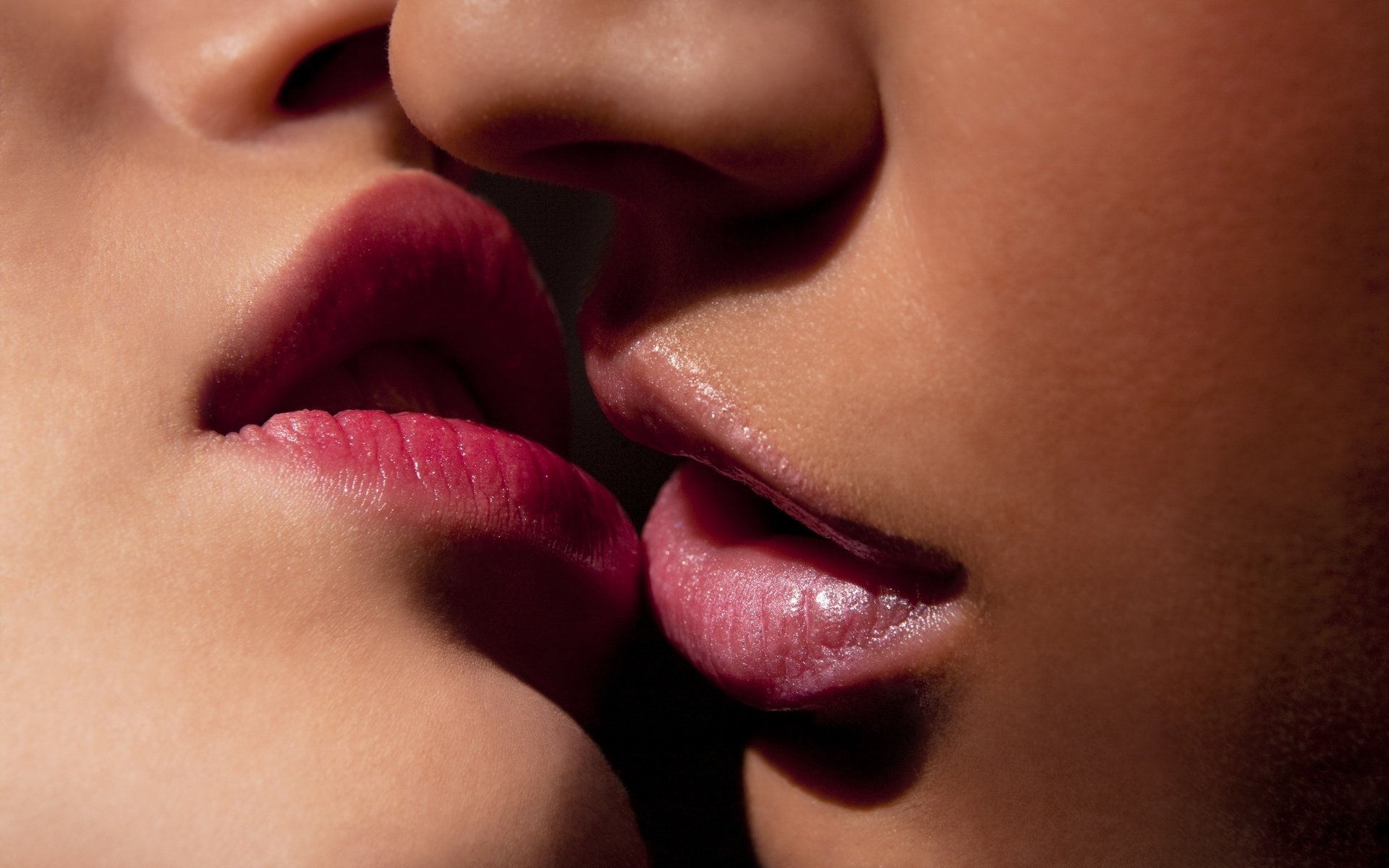Страстное лизание. Поцелуй в губы. Сладкие губки. Красивые губы. Страстные губы.