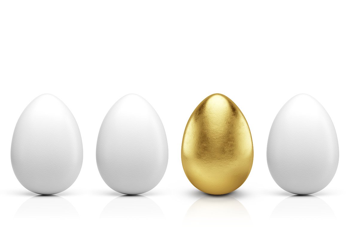 Золотые яйца 2. Золотое яичко. Яйце курочки ряби. Яички простые и золотые. Яйцо золото.