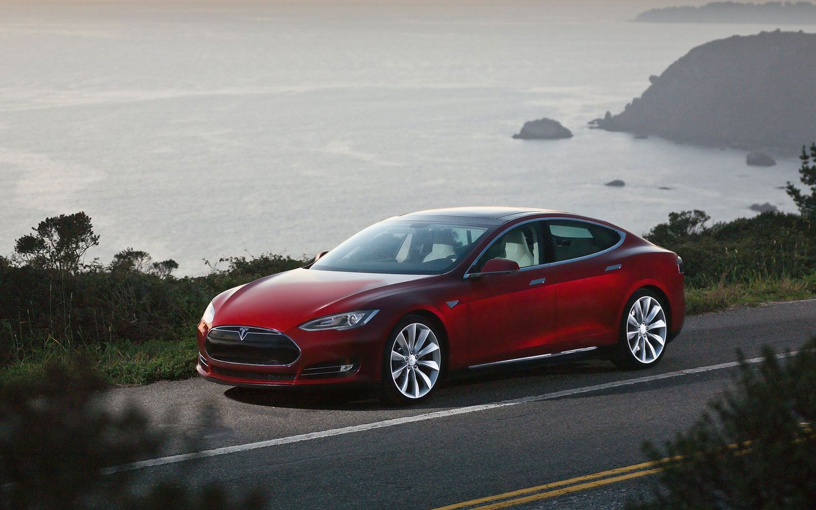 Красная тесла. Tesla model s электроавтомобиль. Электрокар Tesla model s. Tesla седан model s. Tesla model s 2014.