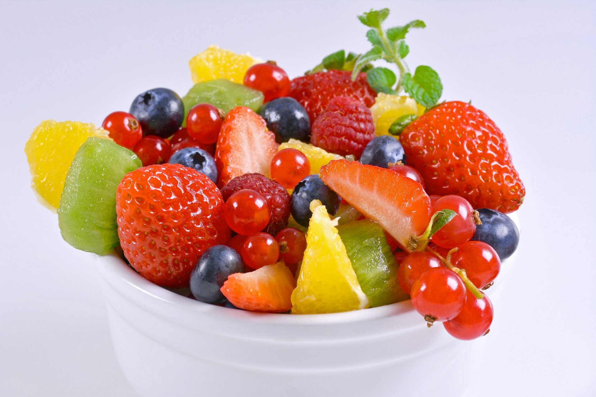 Красивые фрукты ягоды. Фрукты и ягоды. Красивые фрукты. Ягоды ассорти. Красивые ягоды.