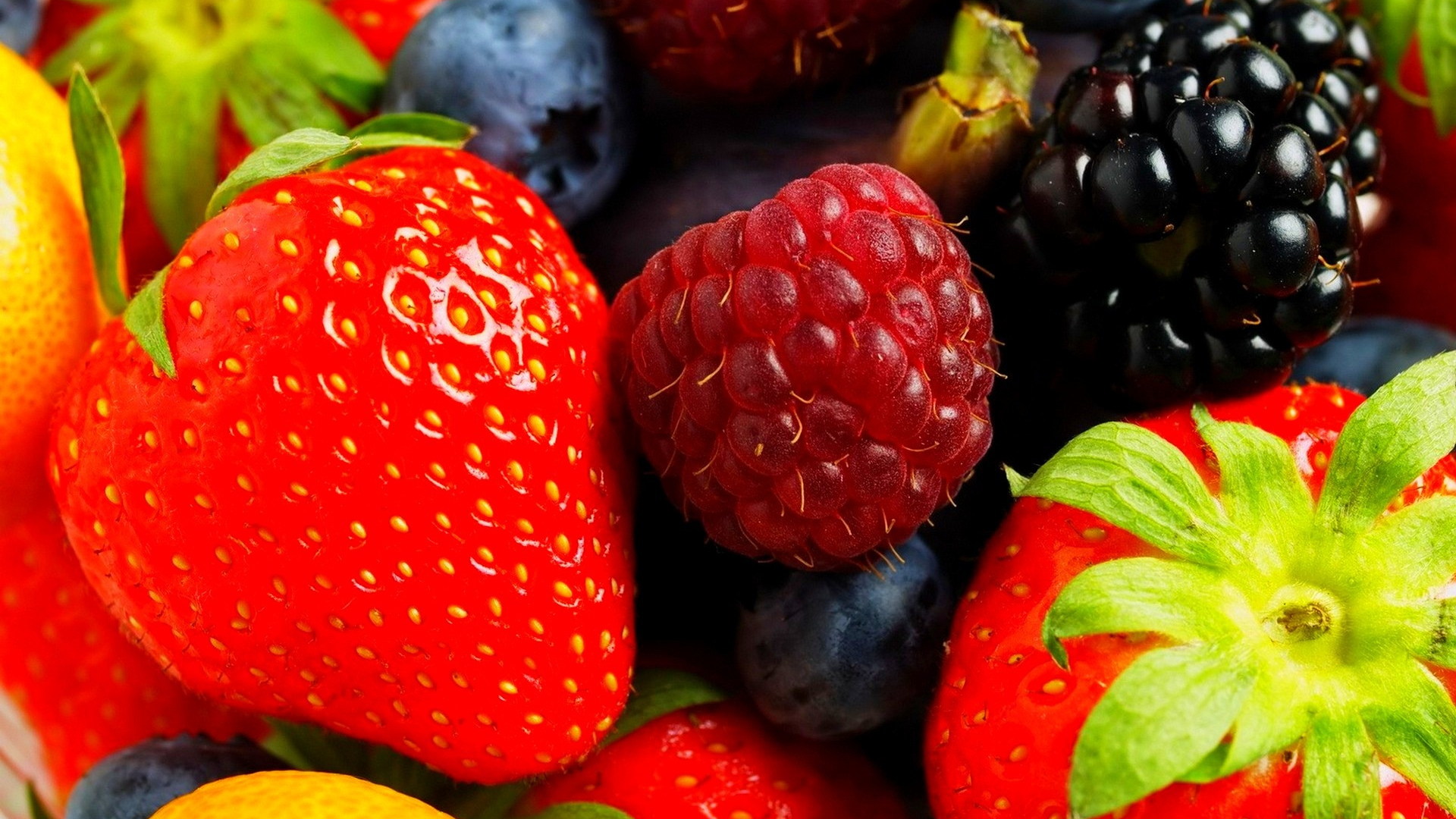 И фрукты там где. Красивые ягоды. Красивые яркие фрукты. Сочные фрукты. Фрукты овощи яркие.
