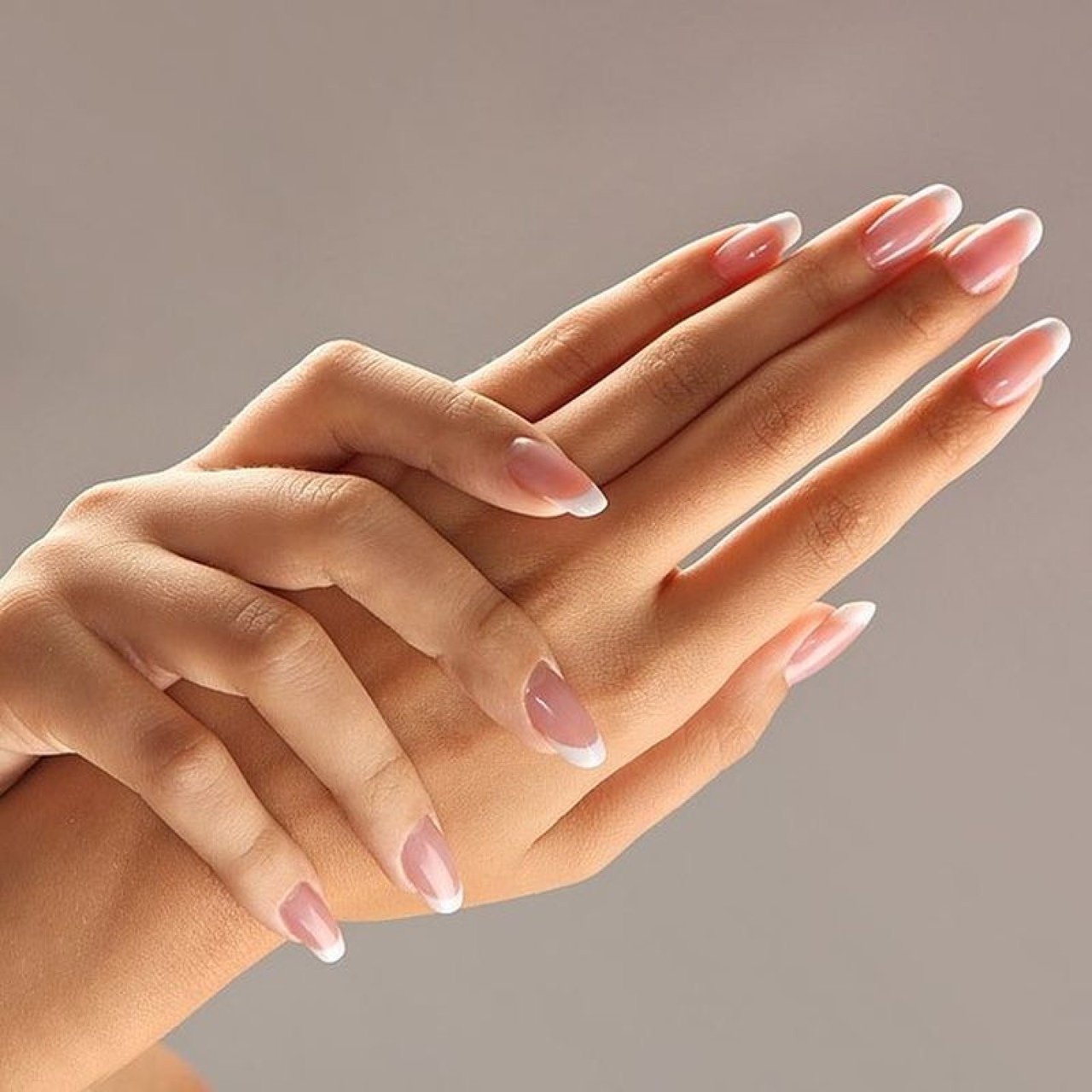 Девочка пальцы рук. Женская рука. Красивые пальцы. Красивые женские руки. Красивые женские руки с маникюром.