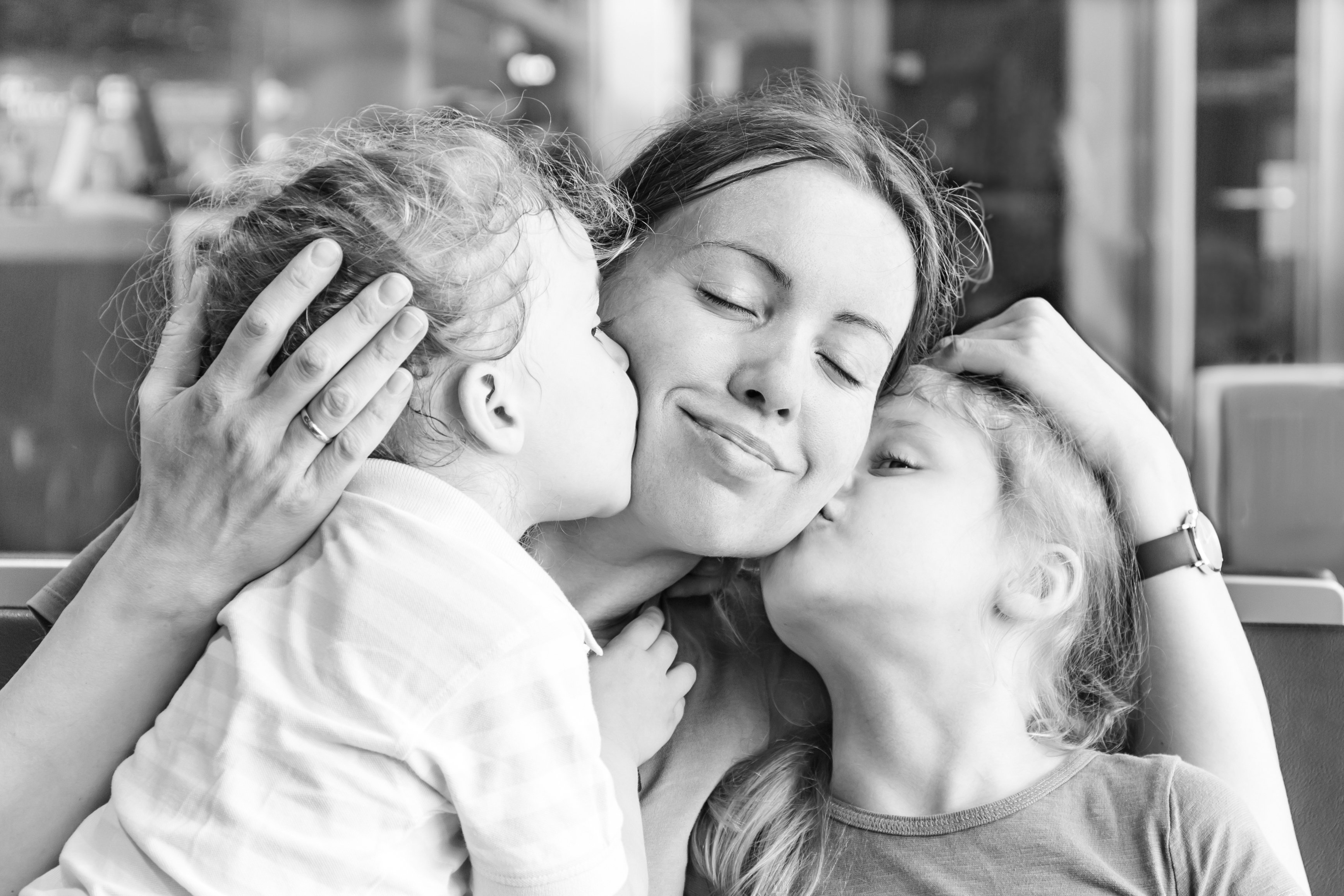 Фото мамы обнимающей своего ребенка. Мать с ребенком. Объятия мамы и ребенка. Объятия детей. Объятия с родителями.