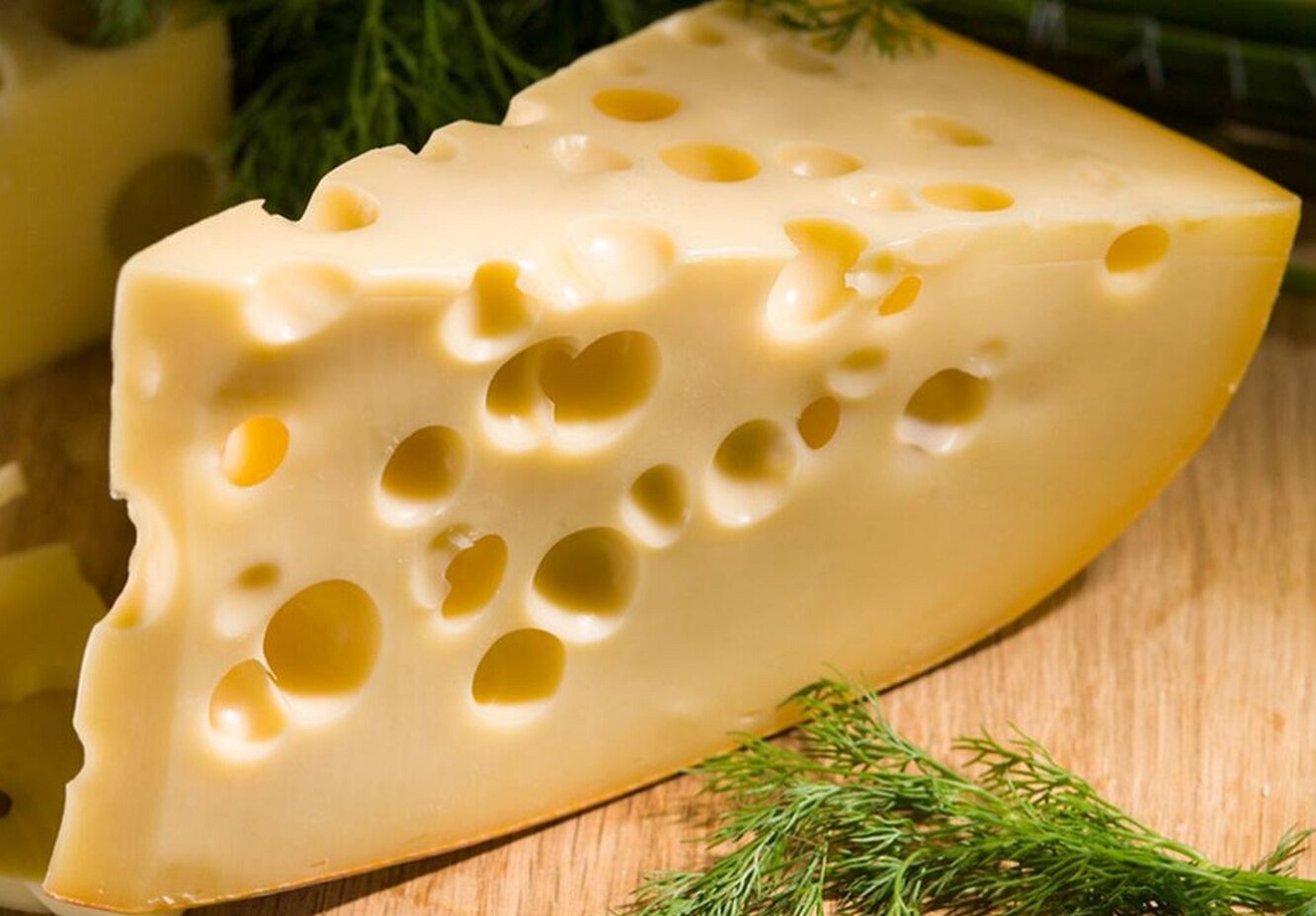 Сыр з дырочками. Сырная Долина Маасдам. Швейцарский сыр Эмменталь. Сыр Эмменталь Швейцария. Сыр швейцарский Маасдам.
