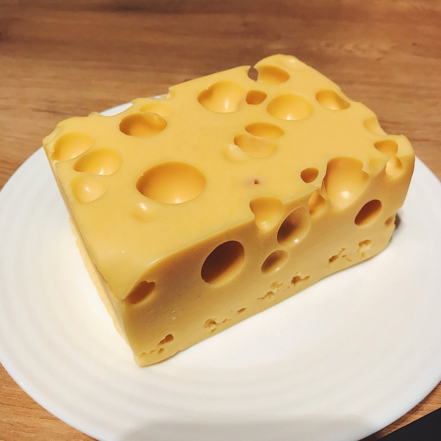 Сыр з дырочками. Швейцарский Маасдам. Дырки в сыре. Сыр с дырочками. Кусок сыра с дырками.
