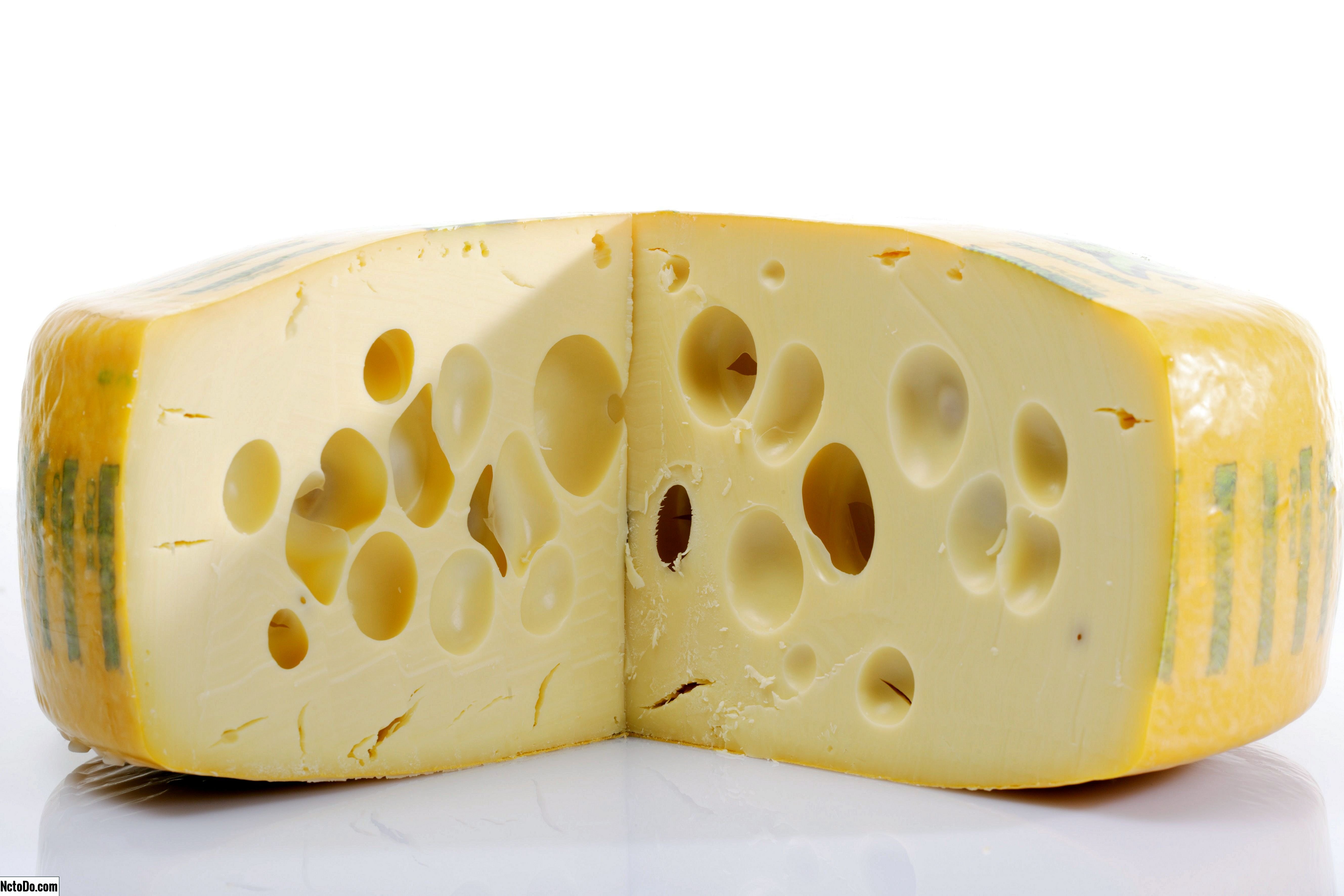 Сыр з дырочками. Швейцарский сыр Эмменталь. Сыр Эмменталь Швейцария. Сыр Emmentaler Швейцария. Сыр Swiss Cheddar.