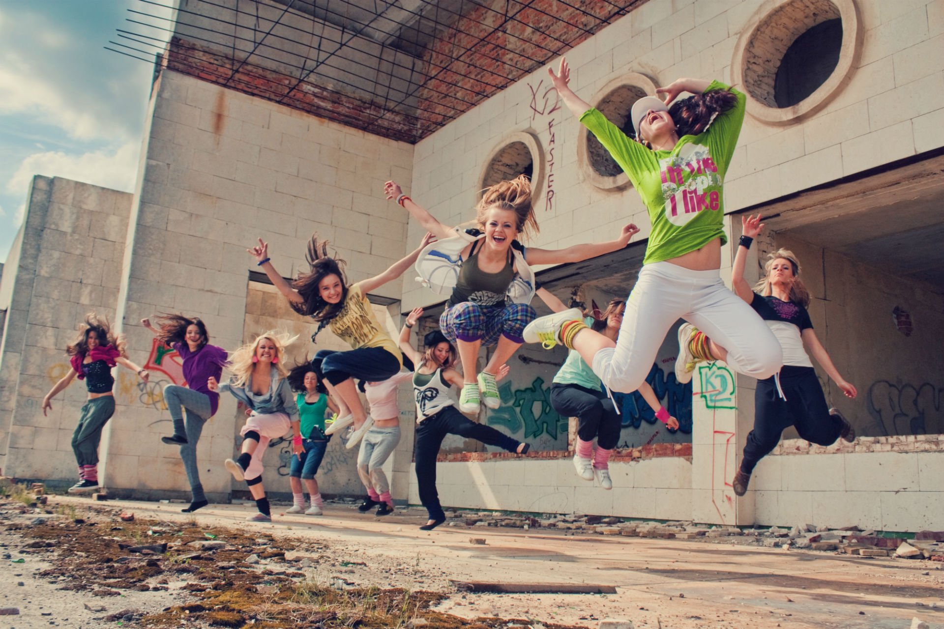 Веселые песни для подростков современные. Современные танцы. Уличные танцоры. Молодежь танцует. Современные танцы на улице.