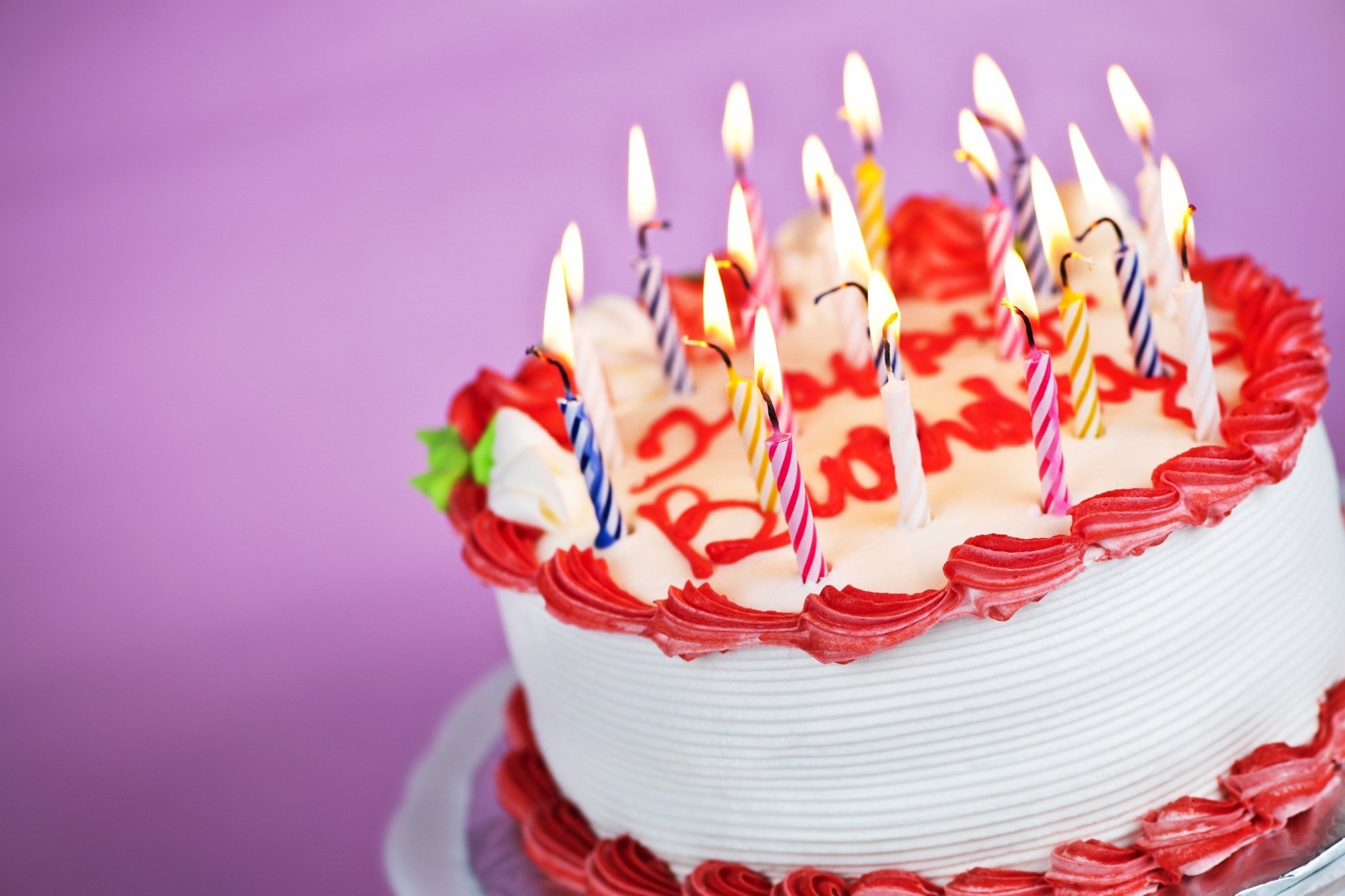 Открытка торт с днем рождения женщине. Торт с днем рождения!. Свечи для торта. Открытка с днём рождения торт. Торт со свечками.