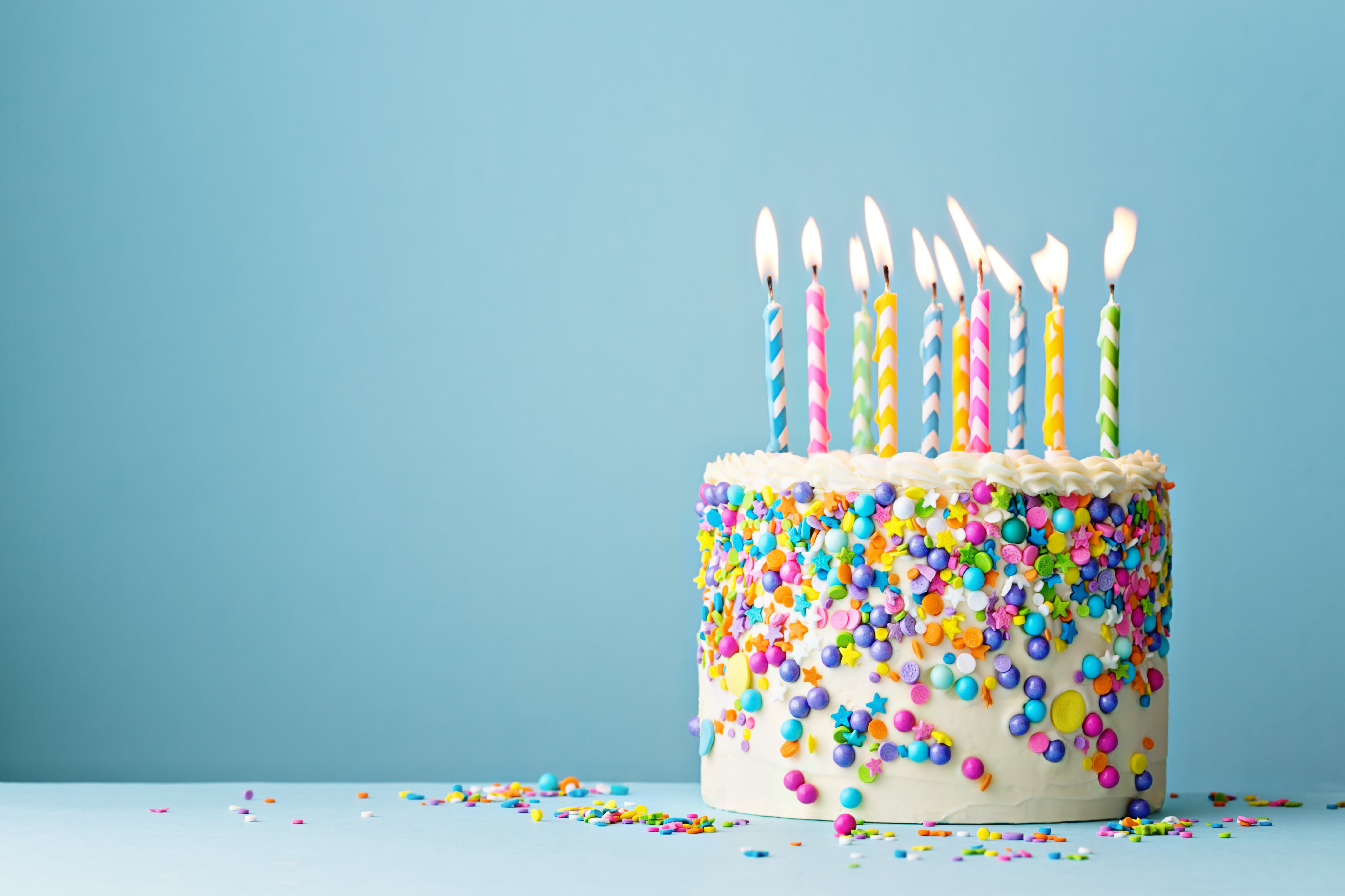 A birthday. Тортик со свечками. Тортик с днем рождения. Свеча в торт "с днем рождения". Свечи для торта.