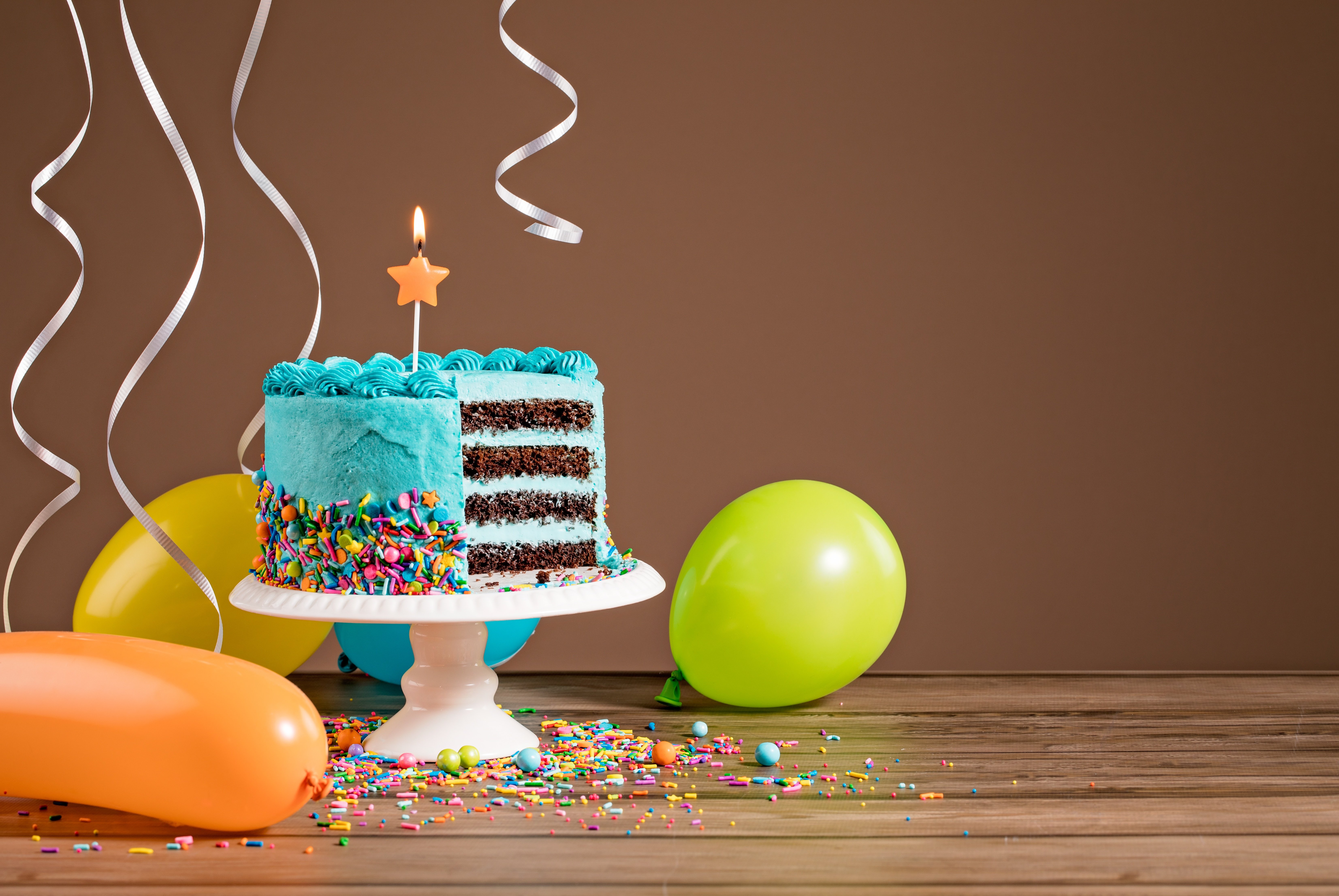 День рождения 6 января. Торт с днем рождения!. Открытка с днём рождения торт. Торт с шариками. Стильный торт на день рождения.