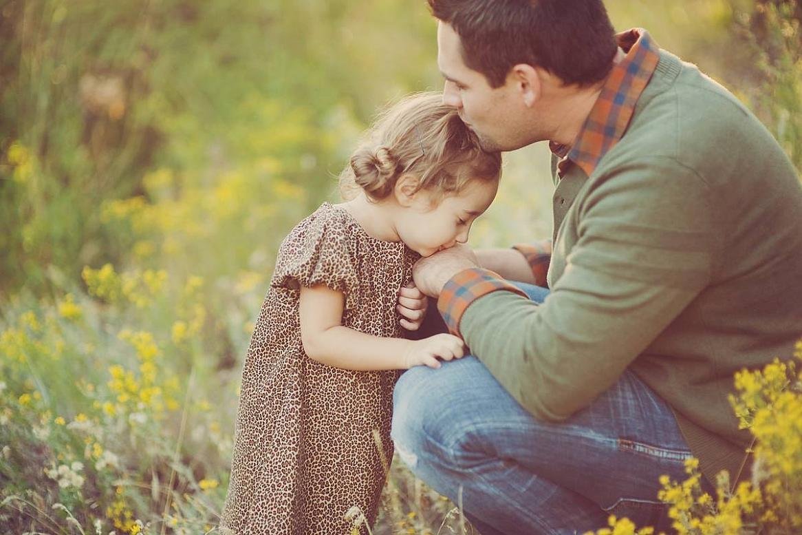 Отец и дочь. Обнимает ребенка. Любовь отца. Объятия детей и родителей.