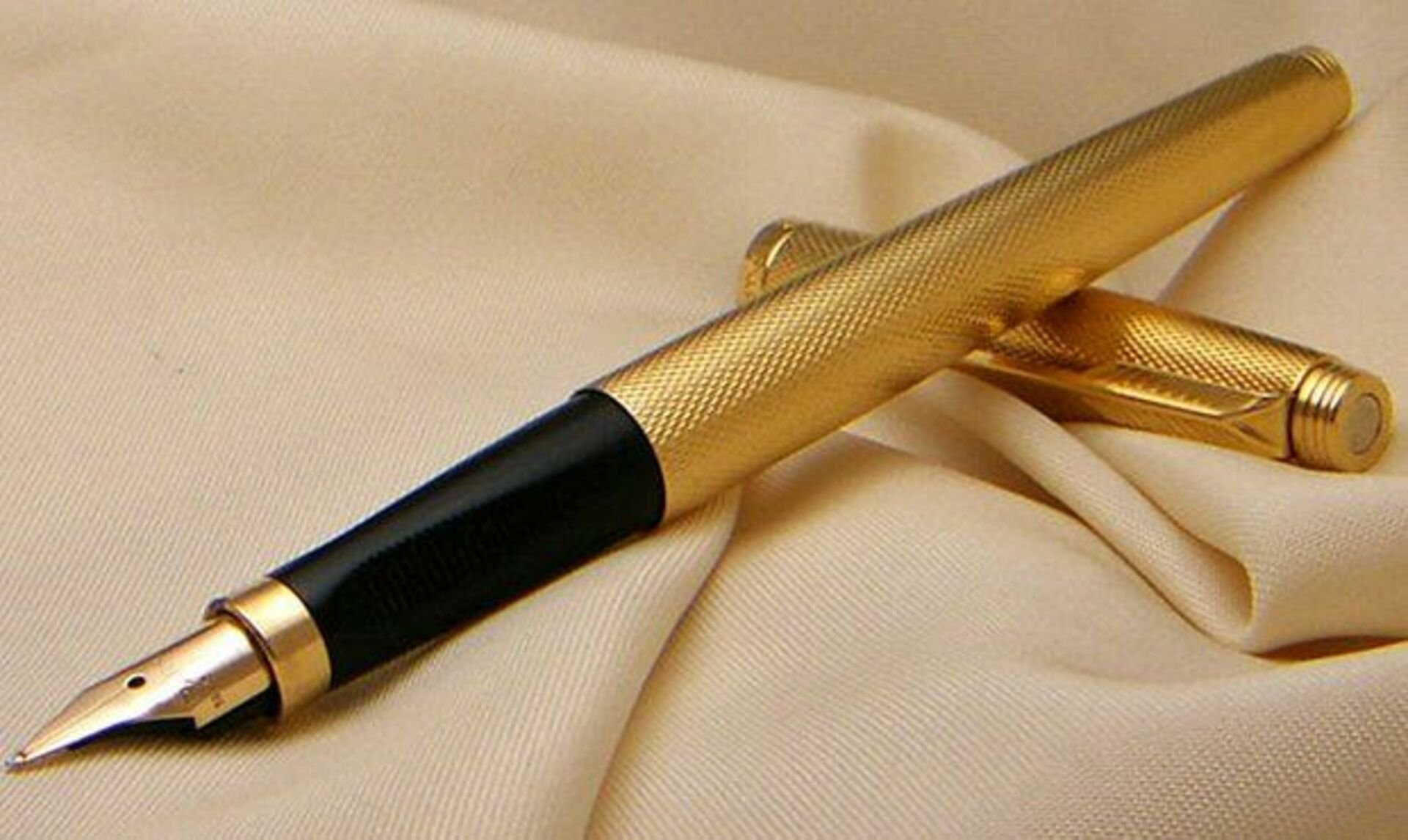 Вые ручки. Золотая перьевая ручка Паркер. 4260107479833 Gold ручка. Паркер чернильная ручка с золотым пером s0778310. Ручка Паркер перьевая малахит.