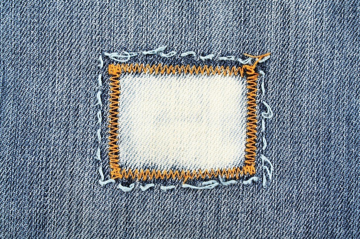 Текстура джинсовой ткани. Джинсовая ткань. Джинсовый фон. Заплатка на ткани. Заплатка кратко