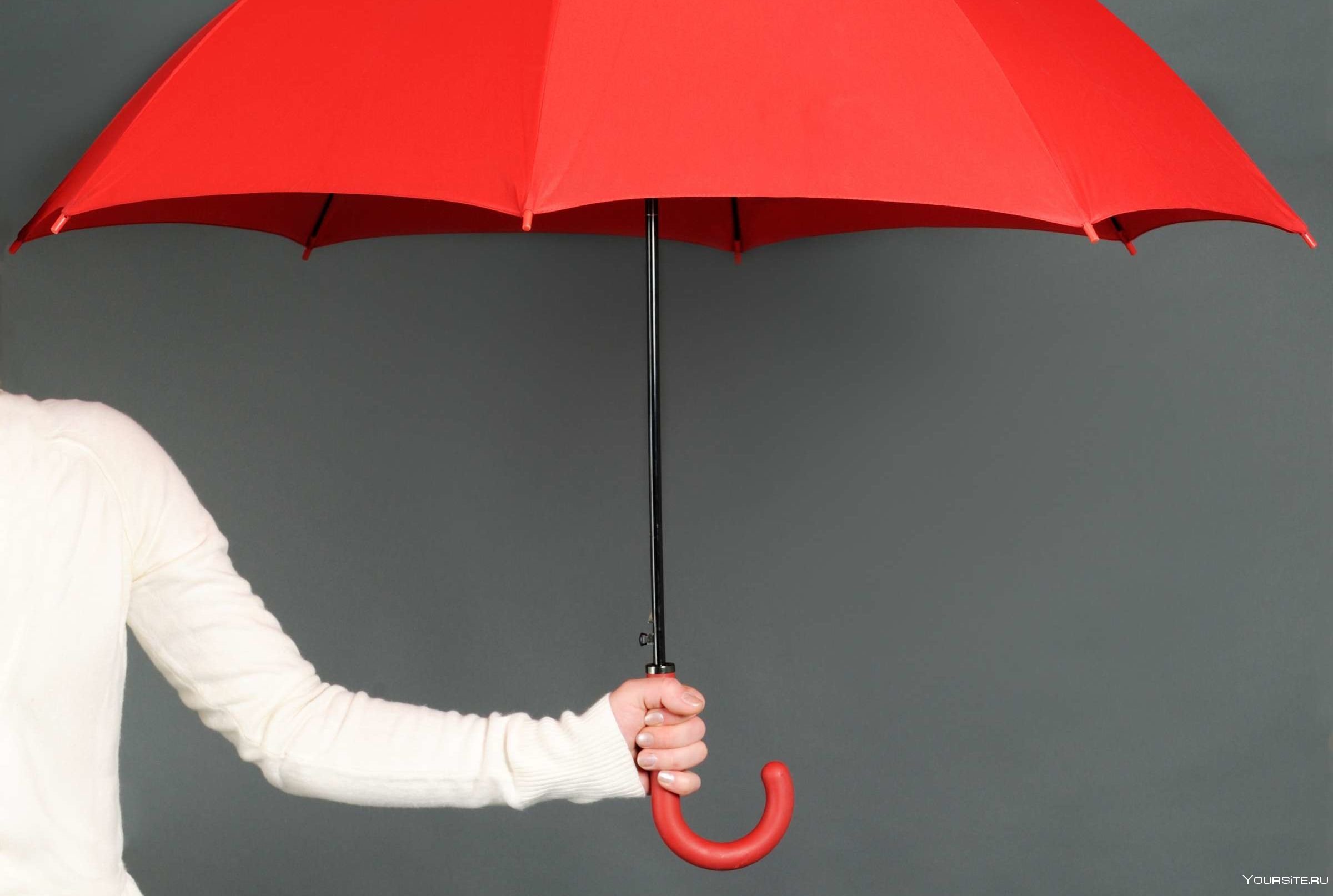 Роль зонтика. Раскрытый зонт. Открытый зонт. Зонт в руке. Красный зонт.