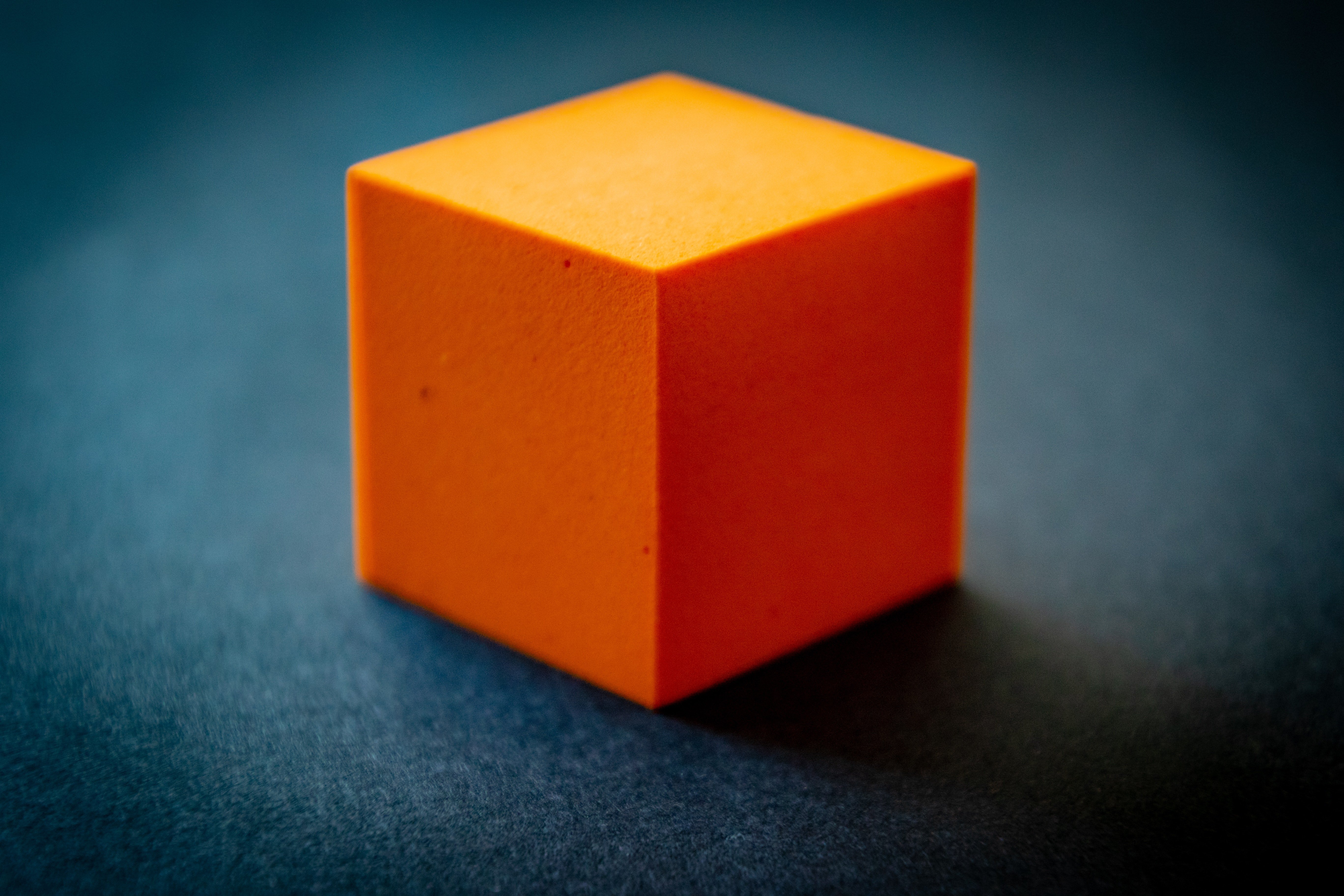 Утроенный куб. Куб. Оранжевый кубик. 3д кубик. Куб Геометрическая фигура.