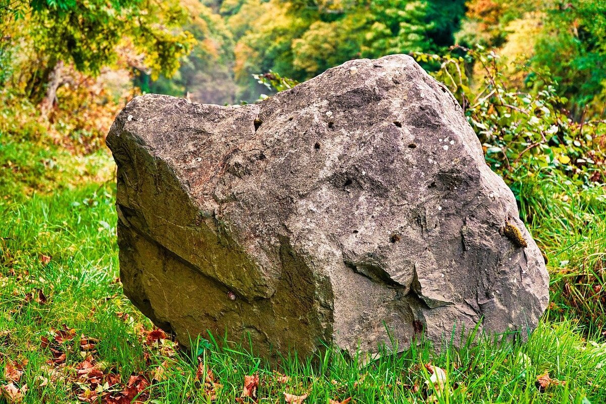 Stone photo. Валун «большой камень» Кутишкинский. Валун «Гомсин камень». Камни валуны Карагайский. Салгирская Долина каменные валуны.