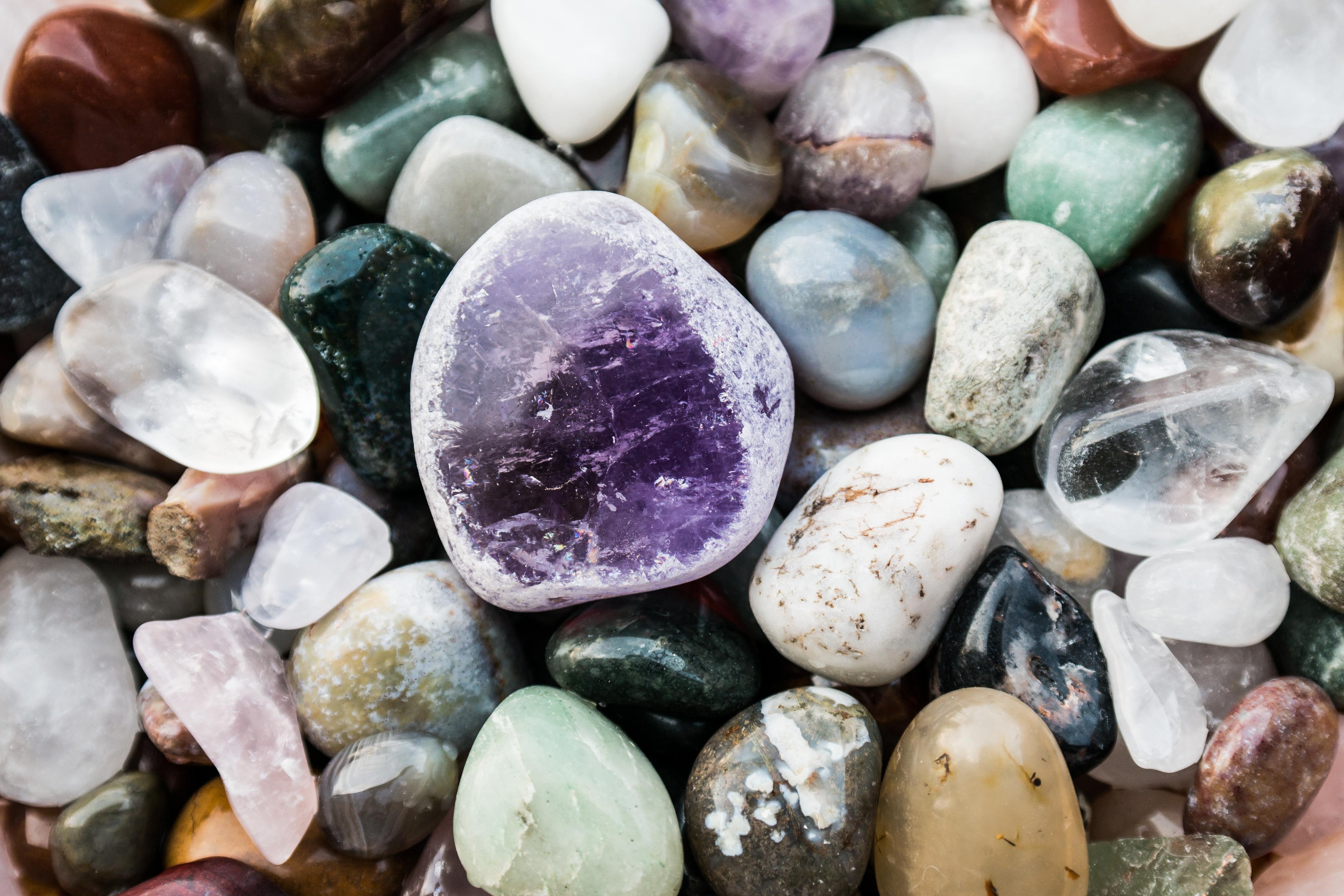 День самоцветов. Самоцветы минералы. Самоцветы минералы натуральные камни. Красивые камушки. Разноцветные камни.