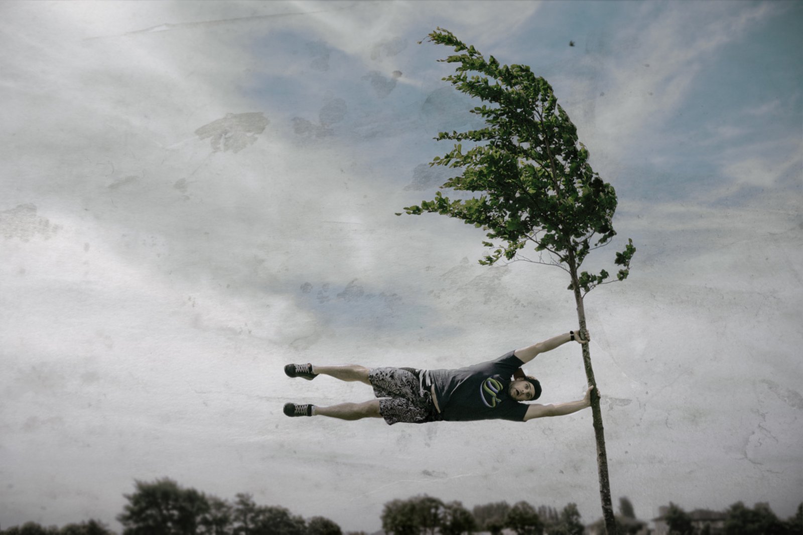 Сильный ветер. Человека сдувает ветром. Летающее дерево. Дерево сносит ветром. Полетел скорее ветер