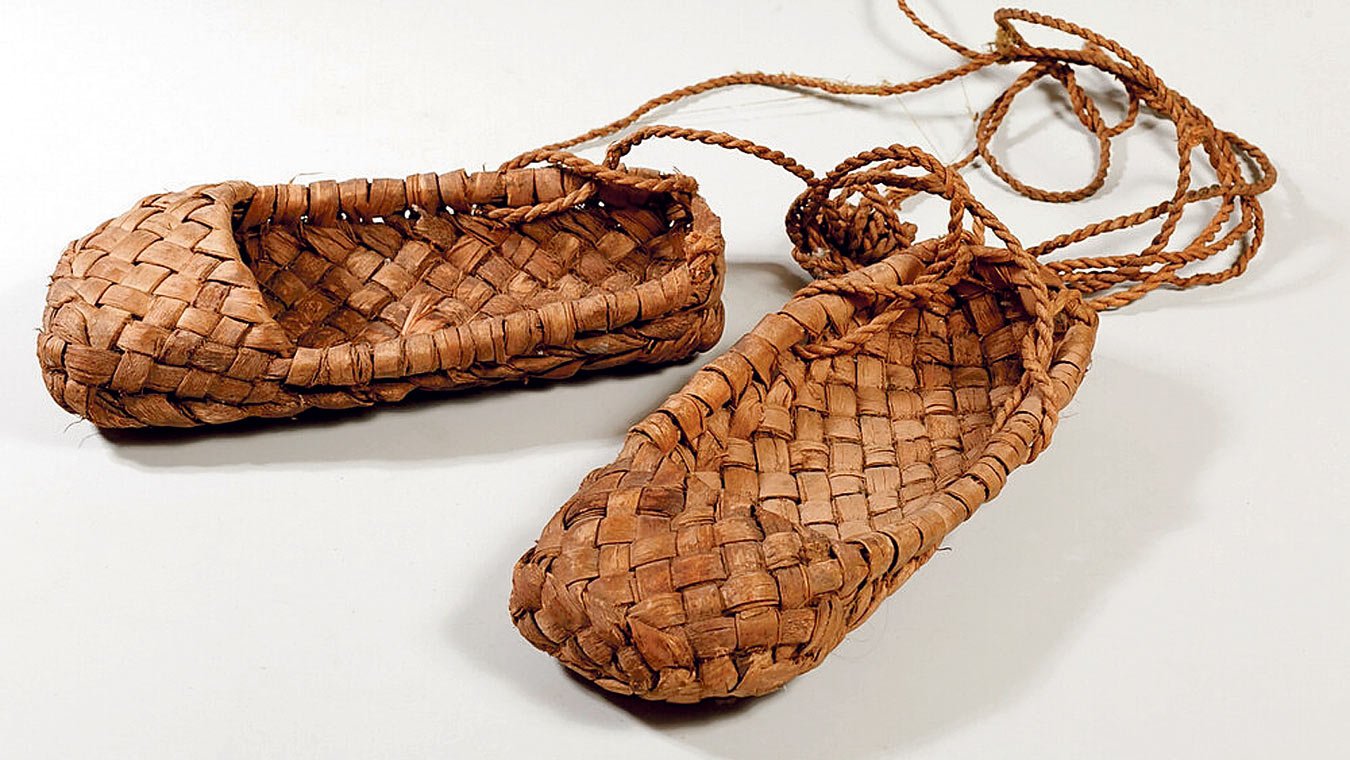 Что такое лапти в древней Руси. Лапти из лыка. Лапти обувь древней Руси. Обувь древних славян лапти.