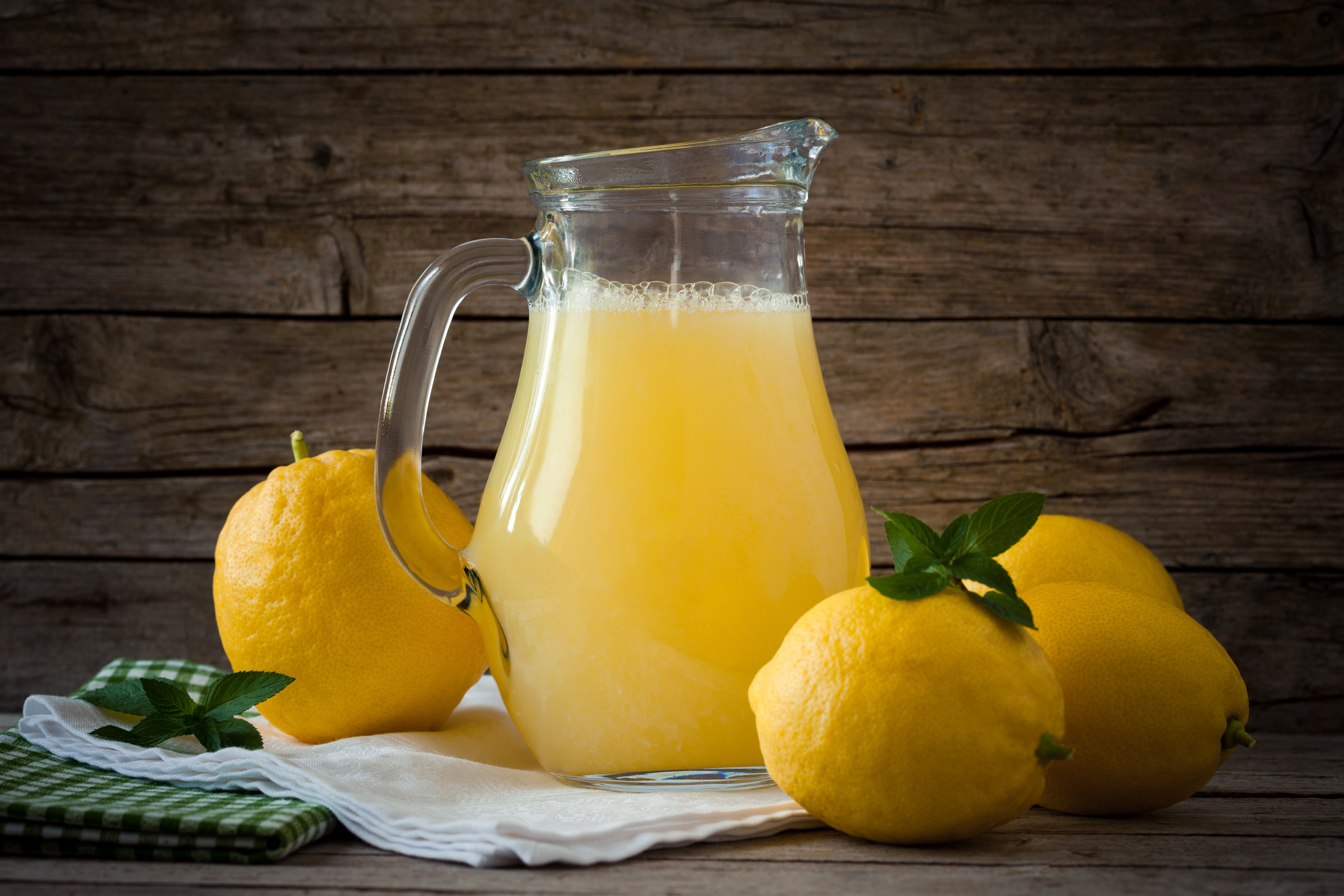 Сок лимона 1 2. Лимонный лимонад. Домашний лимонад лимонный. Лимонад Limon. Кувшин для сока.