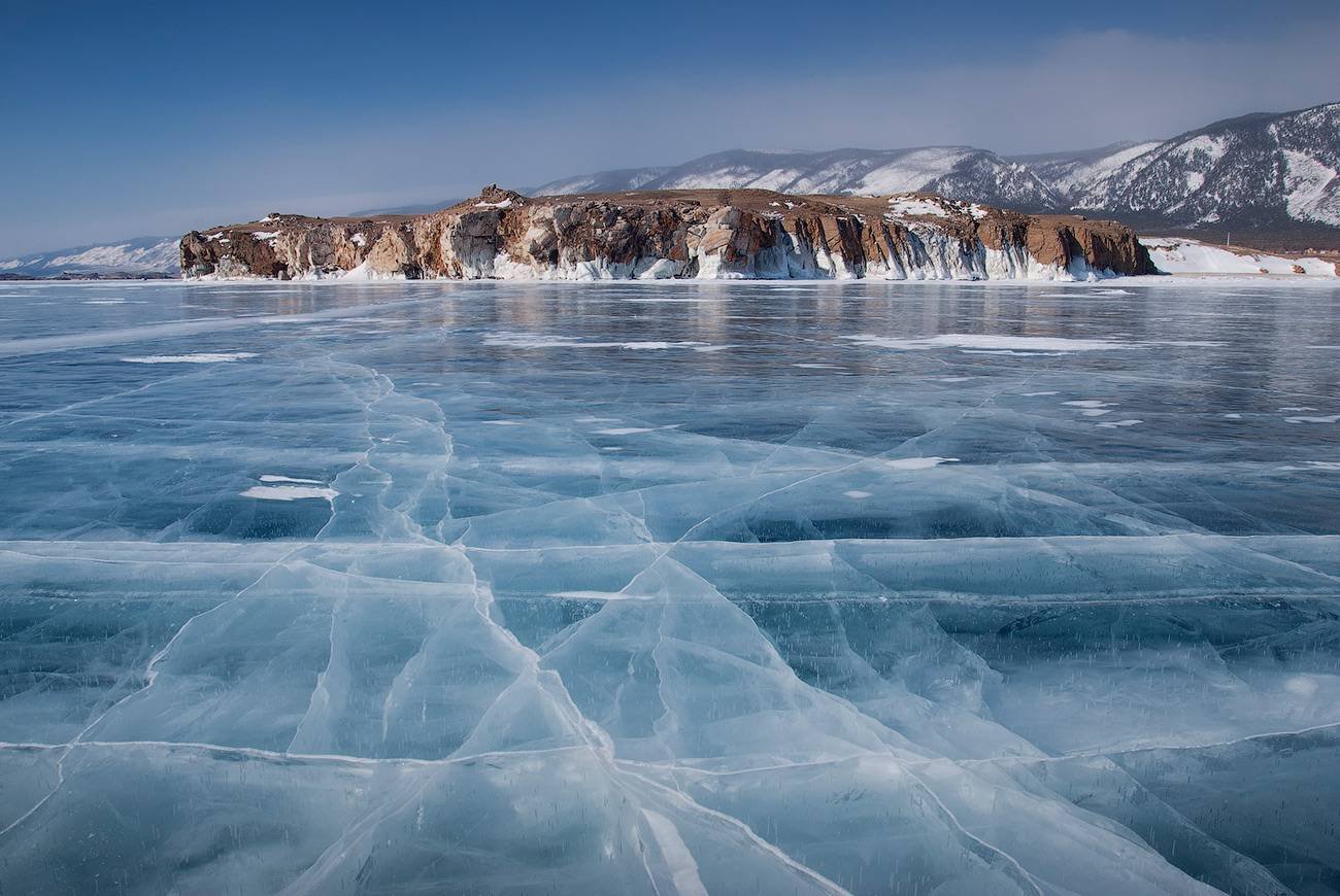Вода покрыта льдом. Байкал зима. Лед Байкала. Озеро Байкал зима. Озеро Байкал подо льдом.