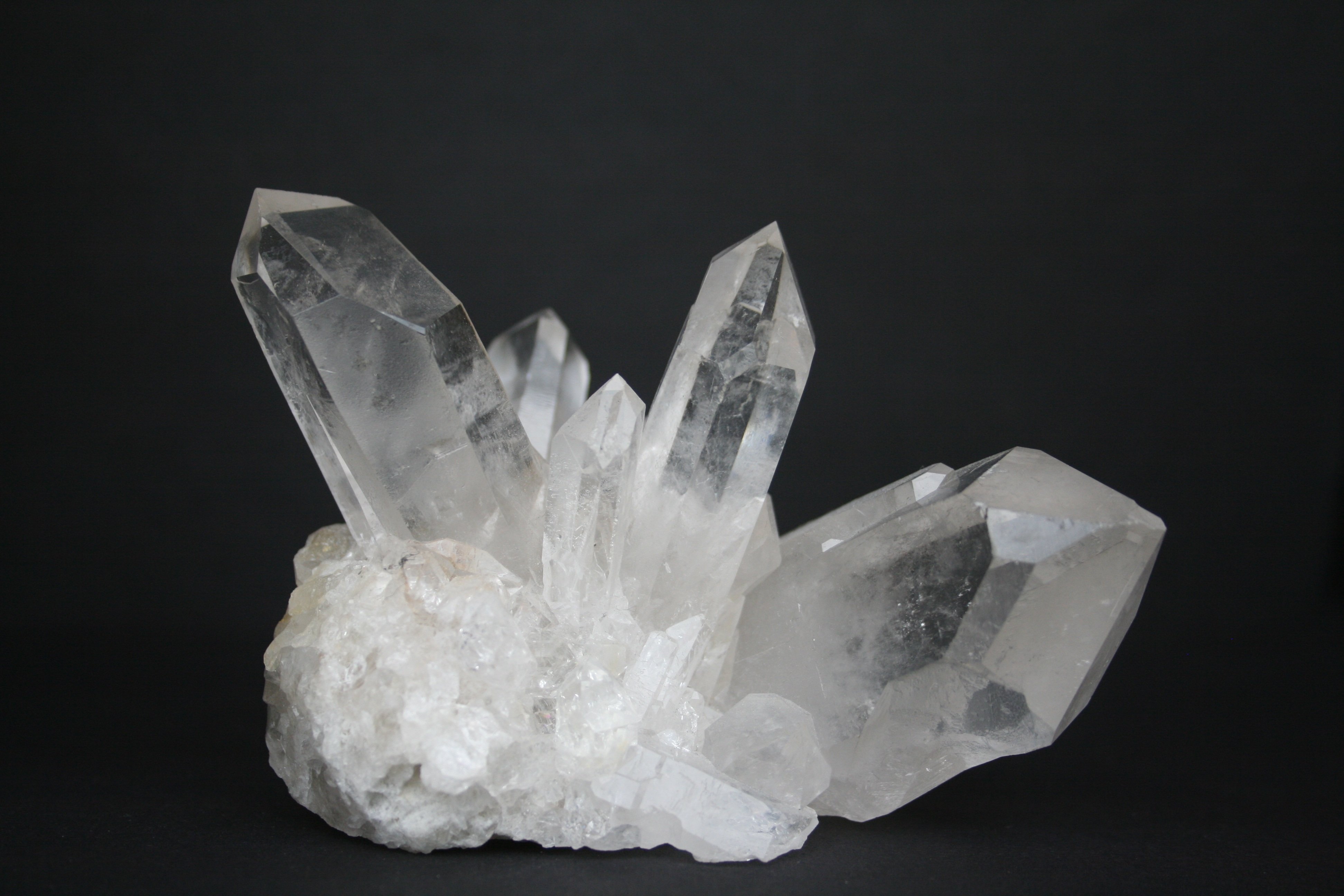 Современные кристаллические материалы. Кварц (горный хрусталь). Кварц минерал горный. Друза кварца. Белый кварц минерал горный.